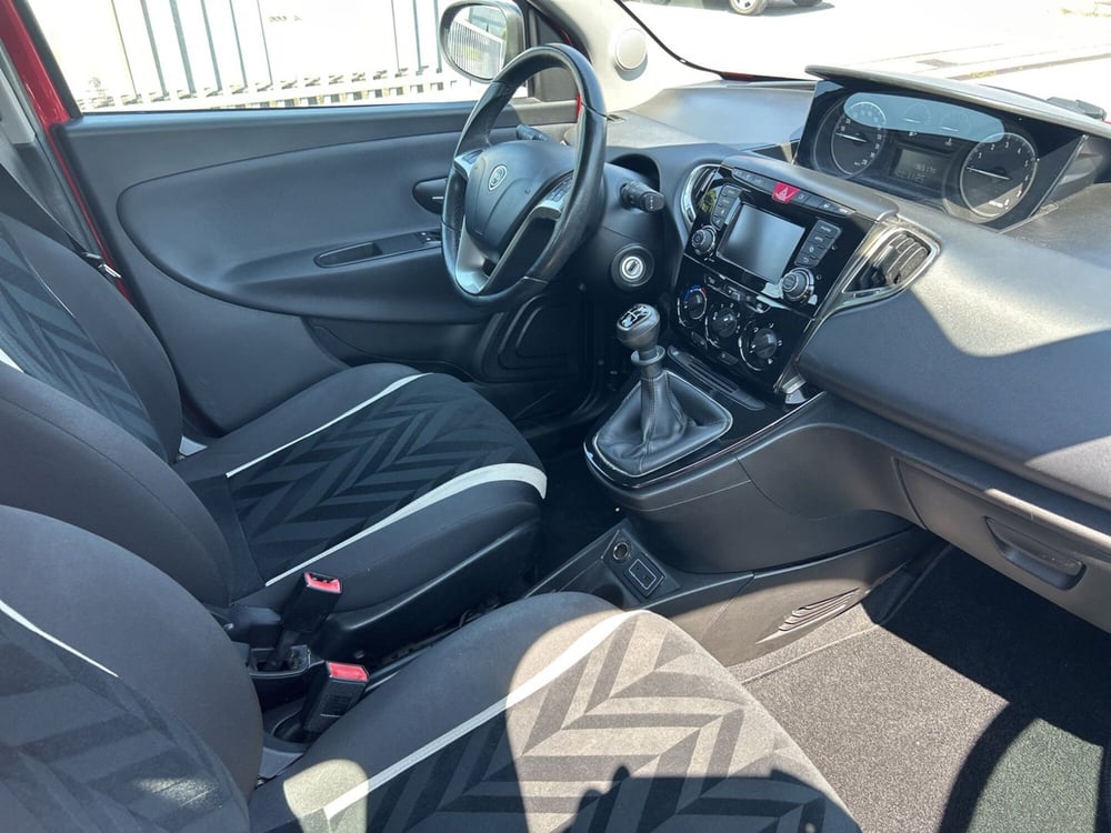 Lancia Ypsilon usata a Bergamo (16)