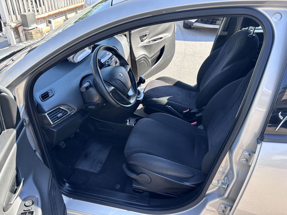 Lancia Ypsilon usata a Ancona (9)
