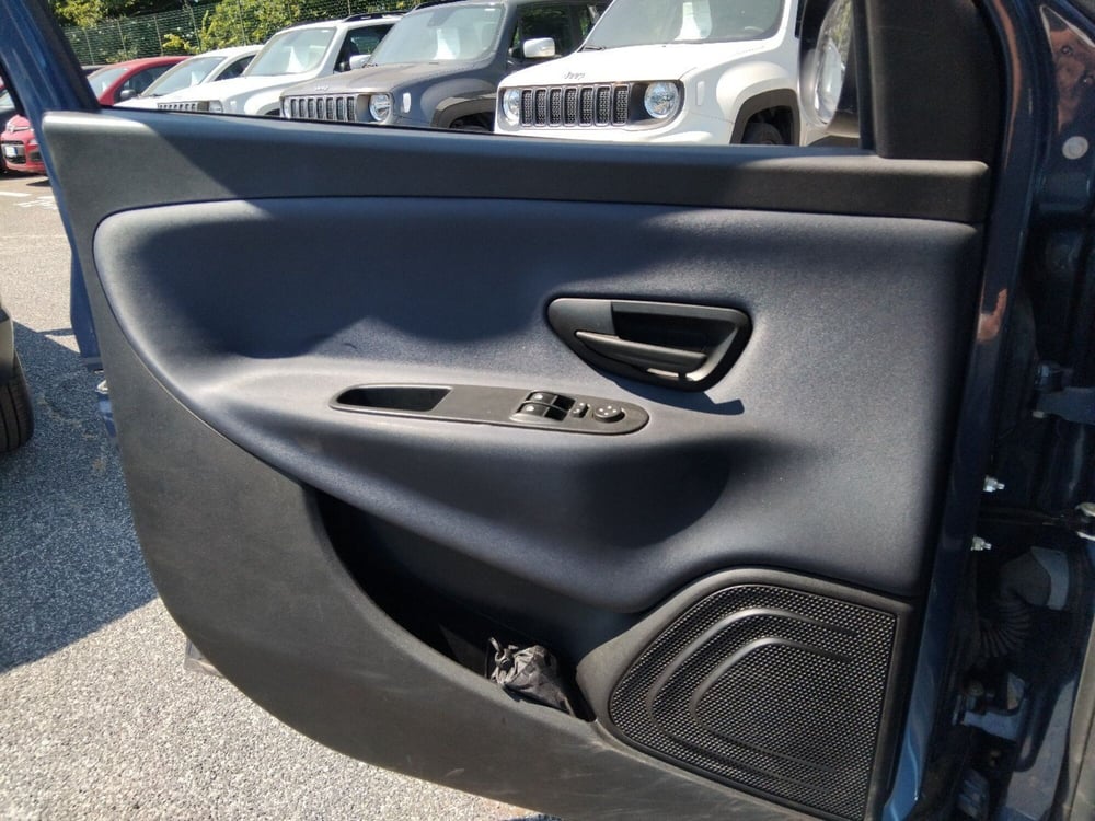 Lancia Ypsilon usata a Roma (19)