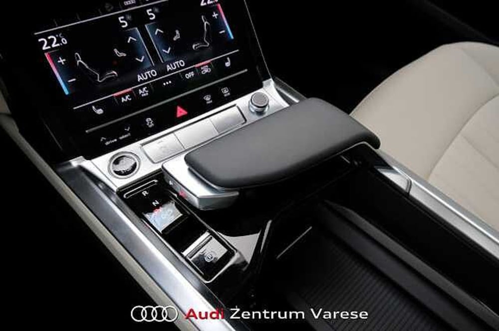 Audi Q8 Sportback nuova a Varese (15)
