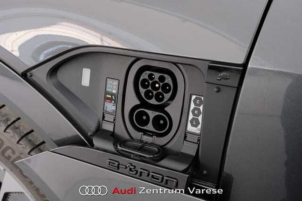 Audi Q8 Sportback nuova a Varese (6)