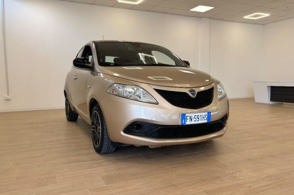 Lancia Ypsilon usata a Latina