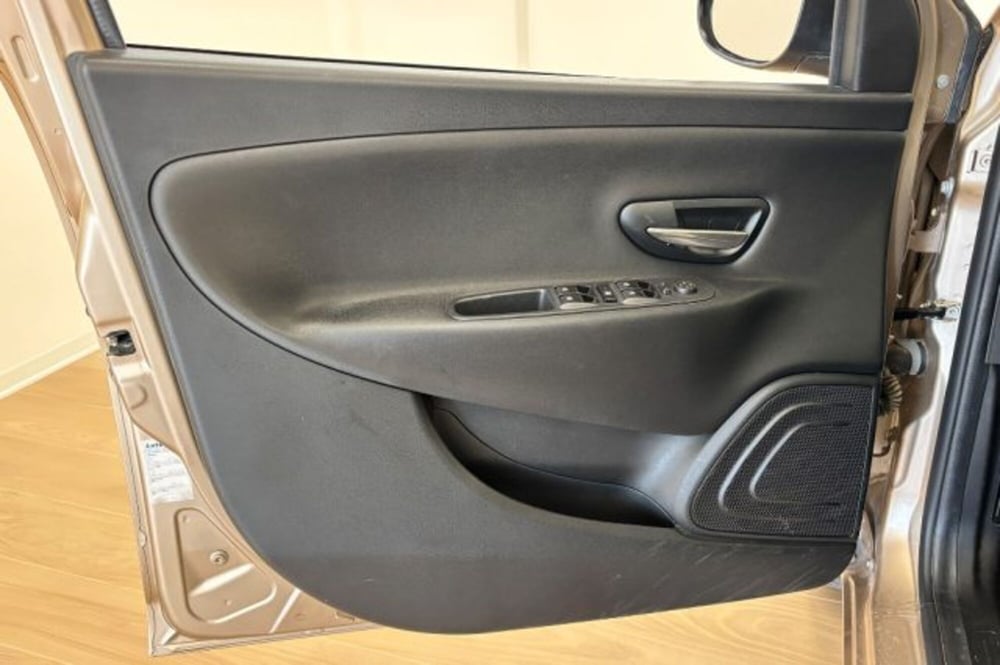 Lancia Ypsilon usata a Latina (12)
