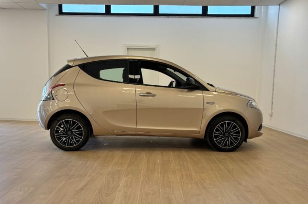Lancia Ypsilon usata a Latina (4)