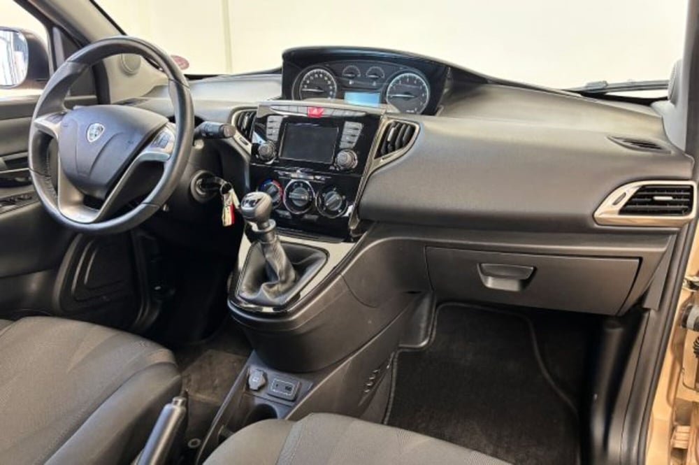 Lancia Ypsilon usata a Latina (9)