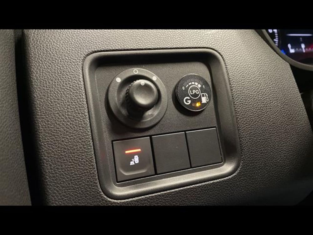 Dacia Duster usata a Varese (14)