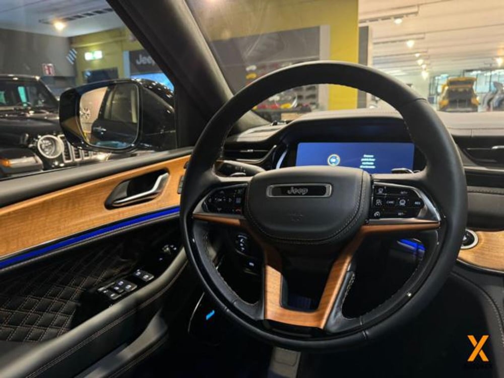 Jeep Grand Cherokee nuova a Varese (16)