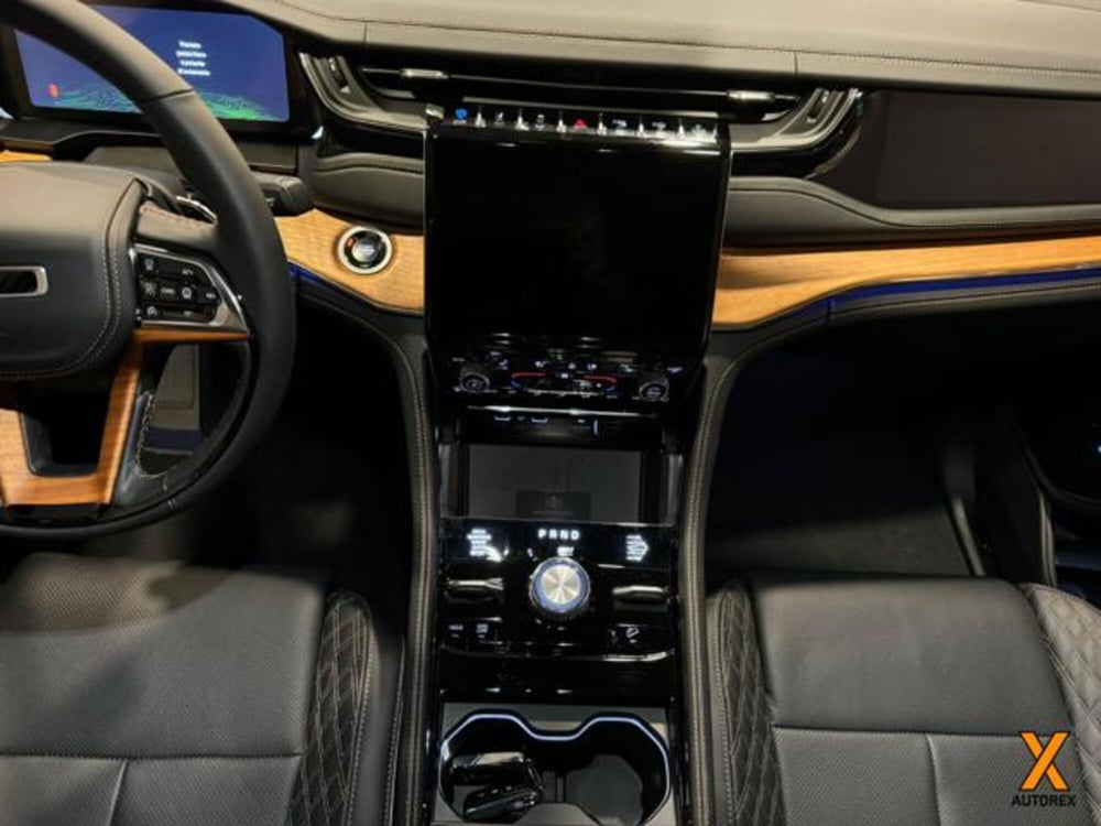 Jeep Grand Cherokee nuova a Varese (17)
