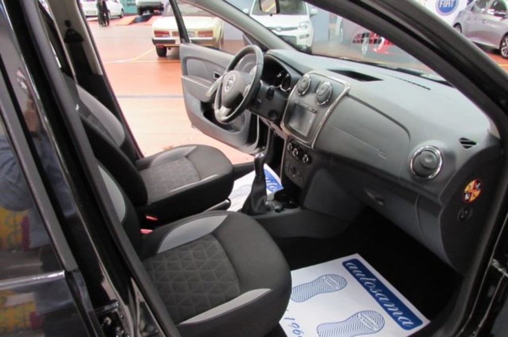 Dacia Sandero usata a Milano (16)