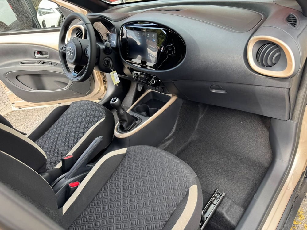 Toyota Aygo X nuova a Como (6)