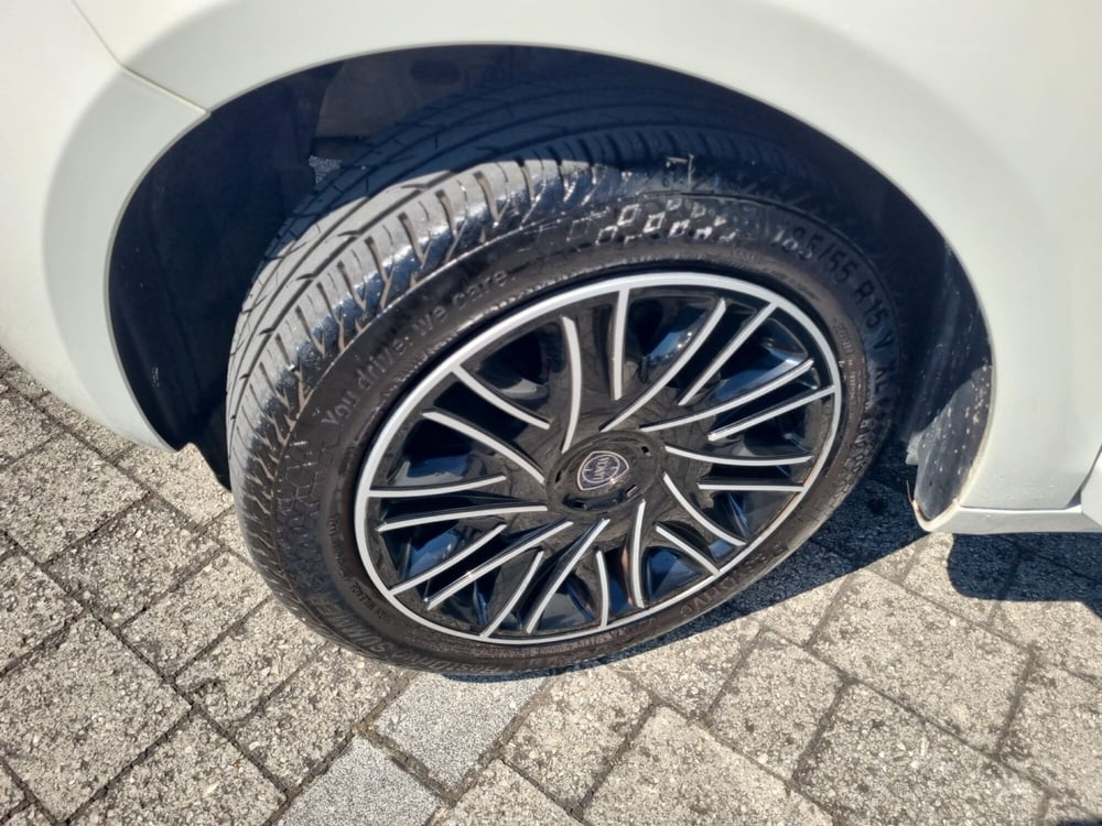 Lancia Ypsilon usata a Lucca (17)