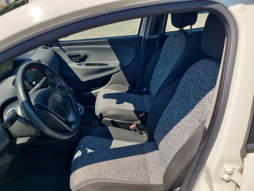 Lancia Ypsilon usata a Lucca (6)
