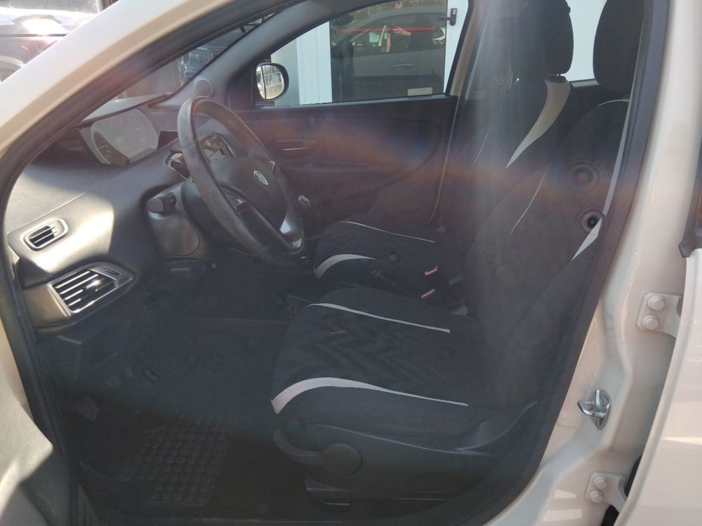Lancia Ypsilon usata a Latina (13)