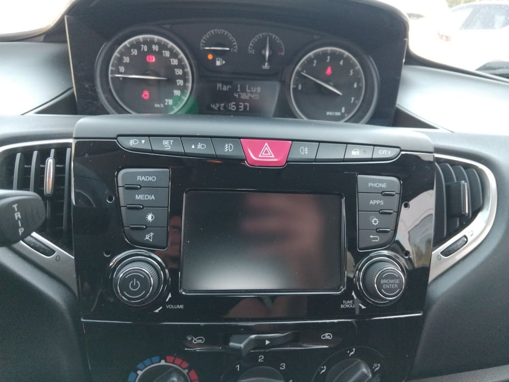 Lancia Ypsilon usata a Latina (16)