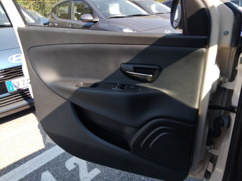 Lancia Ypsilon usata a Latina (19)