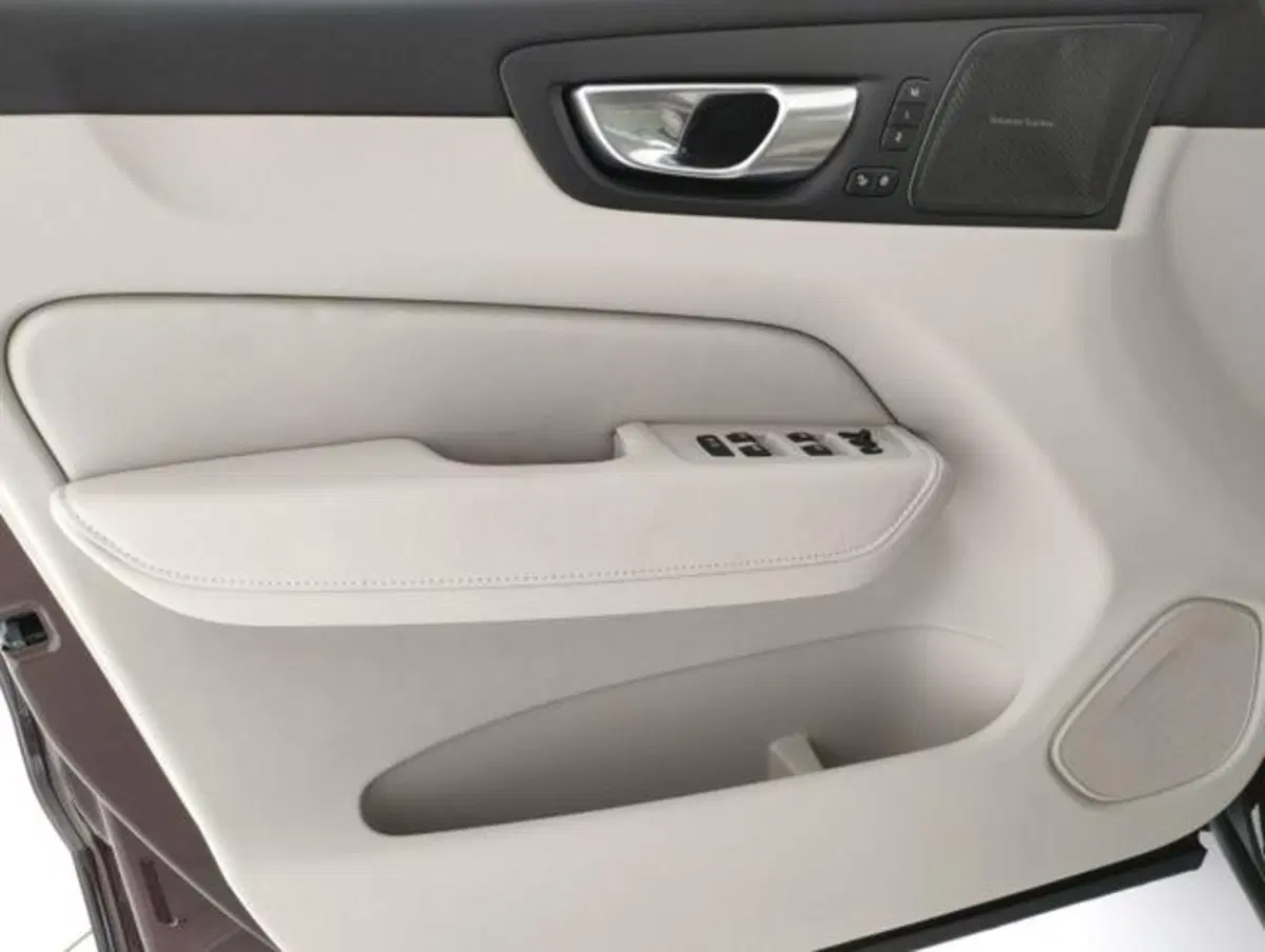 Volvo XC60 nuova a Modena (11)