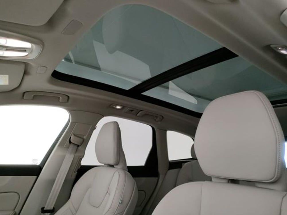 Volvo XC60 nuova a Modena (14)
