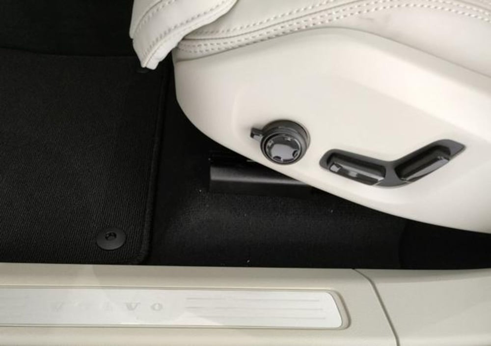 Volvo XC60 nuova a Modena (16)