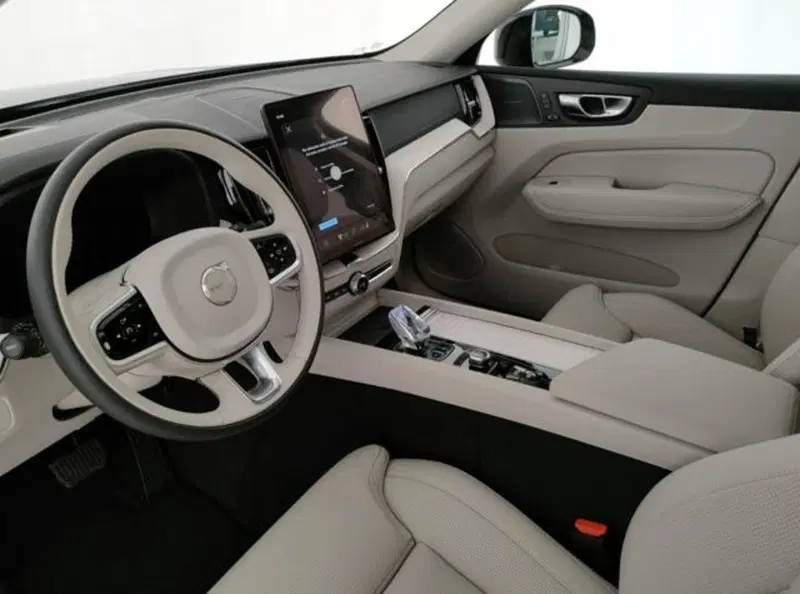 Volvo XC60 nuova a Modena (17)