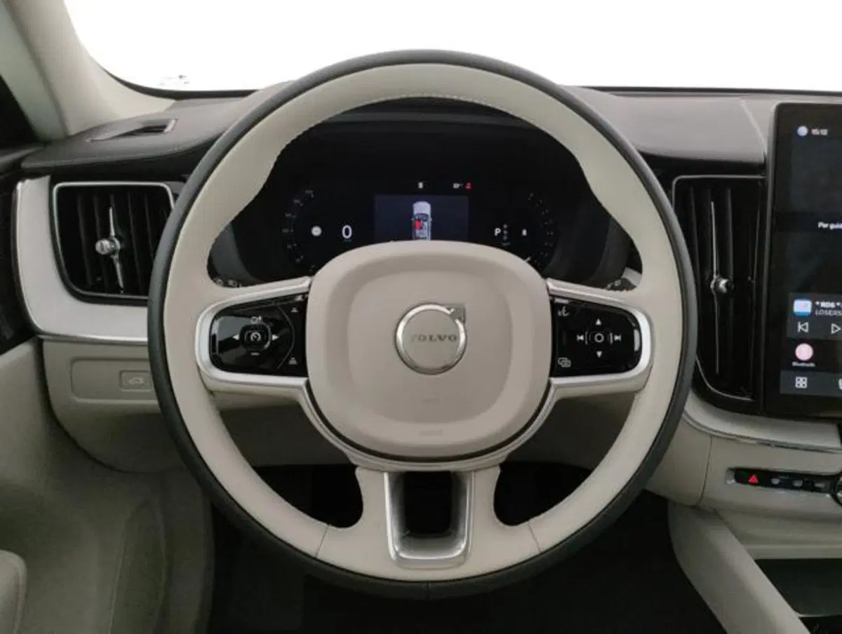 Volvo XC60 nuova a Modena (19)