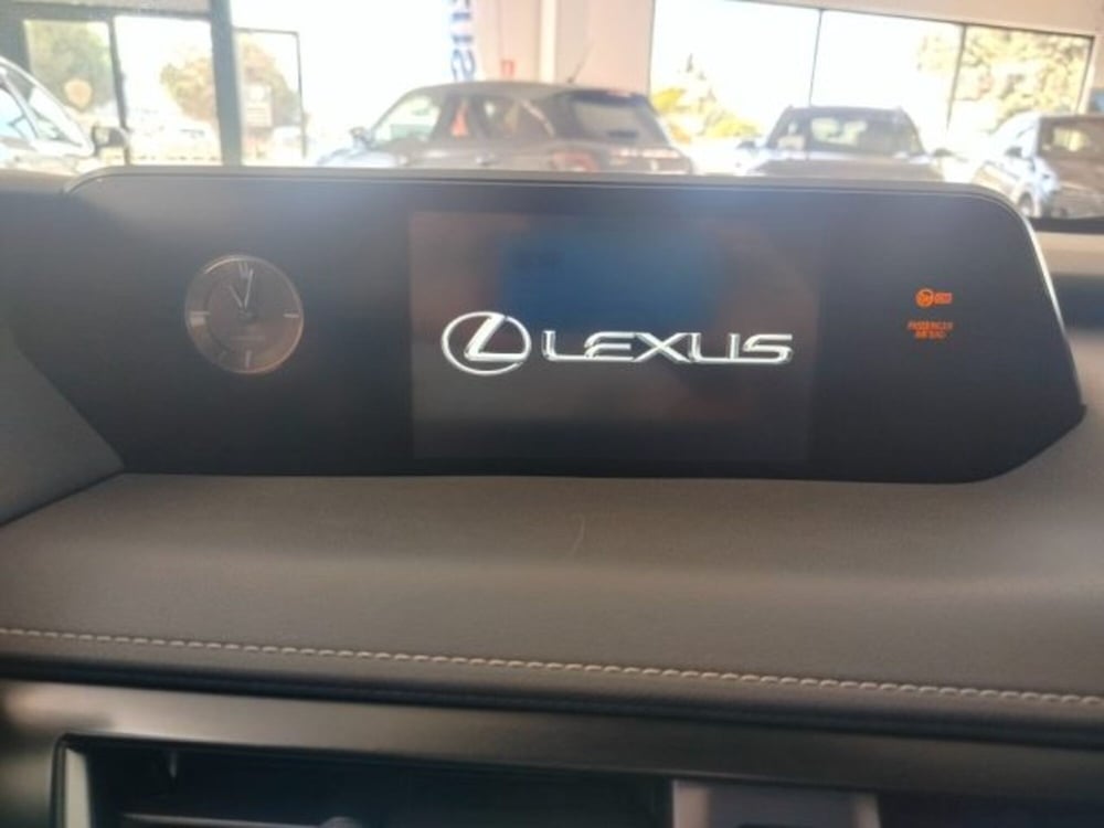 Lexus UX usata a Oristano (10)