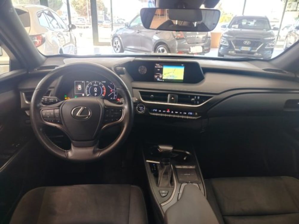 Lexus UX usata a Oristano (12)