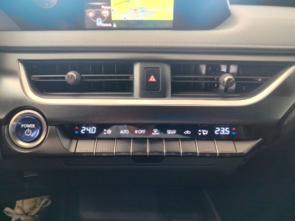 Lexus UX usata a Oristano (13)
