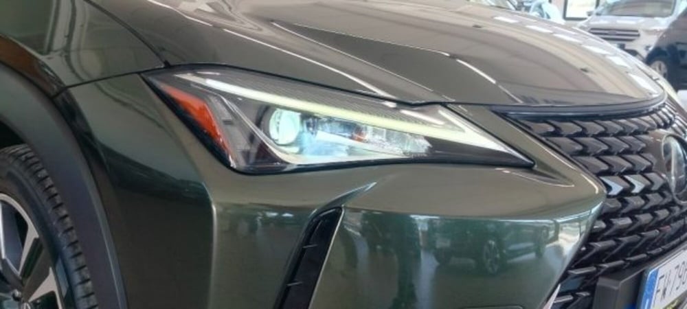 Lexus UX usata a Oristano (8)