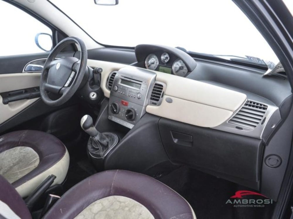Lancia Ypsilon usata a Perugia (12)