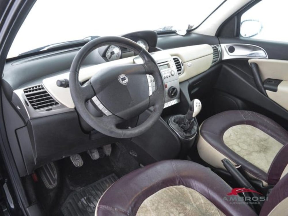 Lancia Ypsilon usata a Perugia (8)