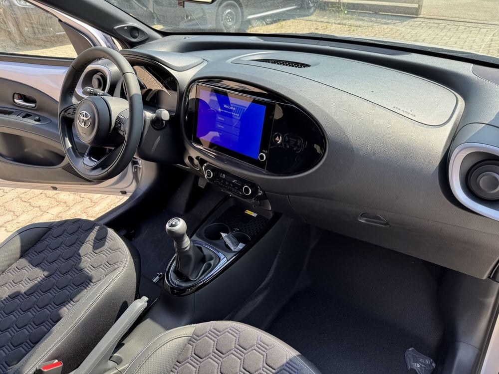 Toyota Aygo X nuova a Como (6)
