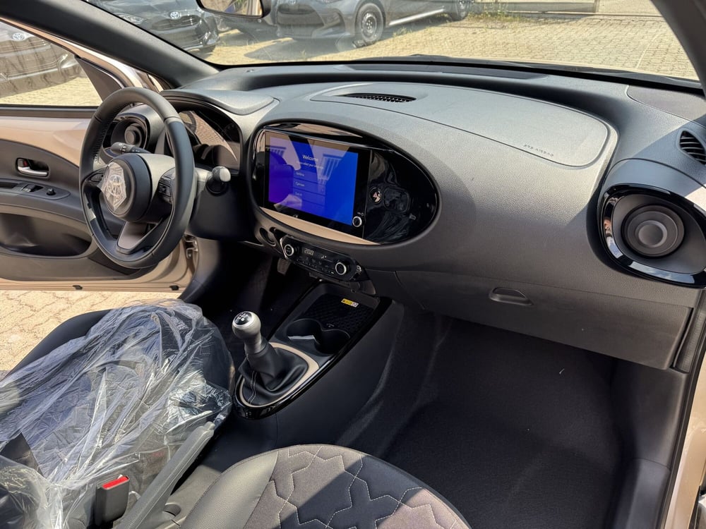 Toyota Aygo X nuova a Como (6)