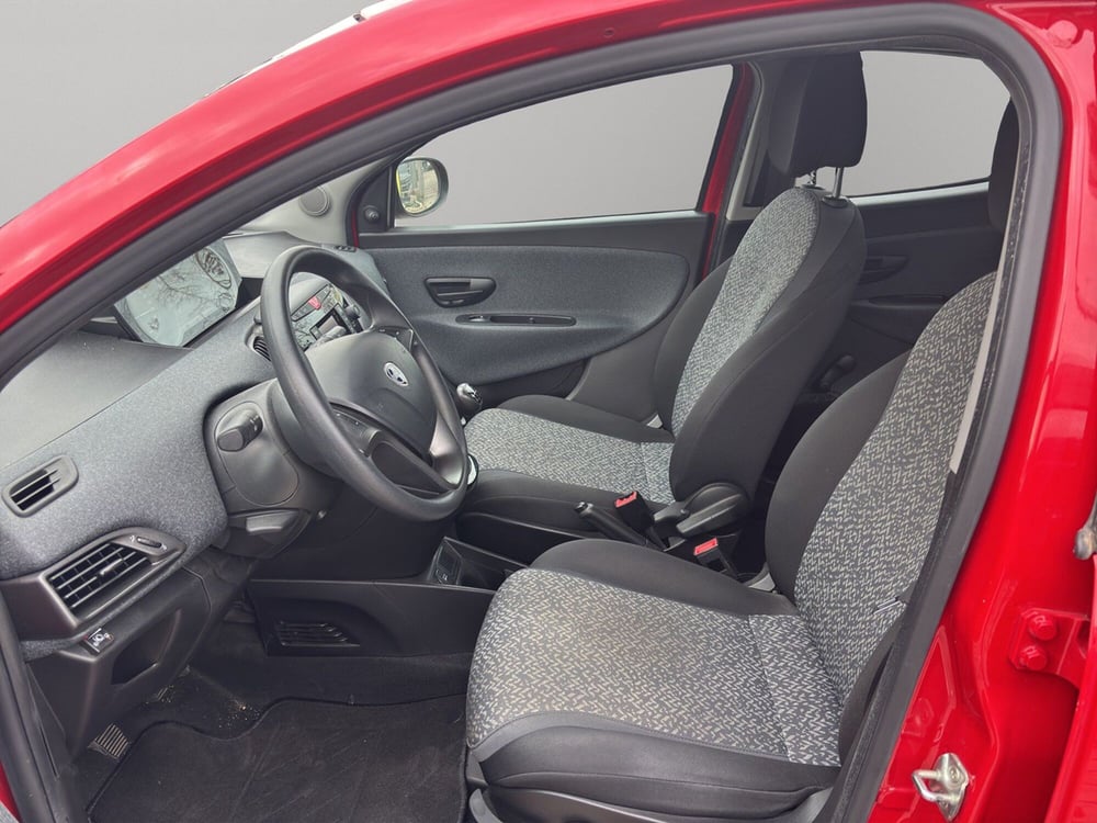 Lancia Ypsilon usata a Macerata (9)