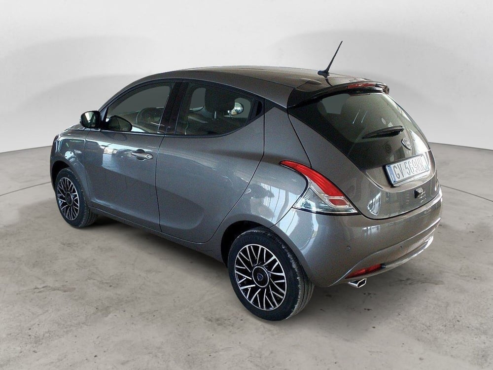 Lancia Ypsilon usata a Lecce (3)