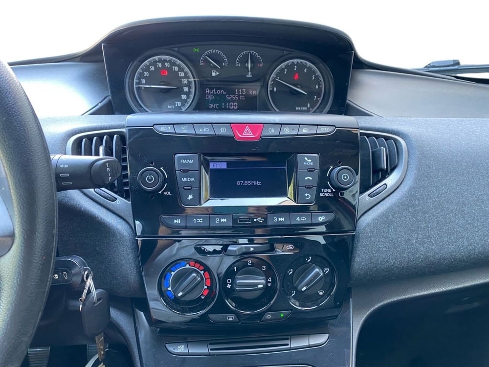 Lancia Ypsilon usata a Bologna (13)