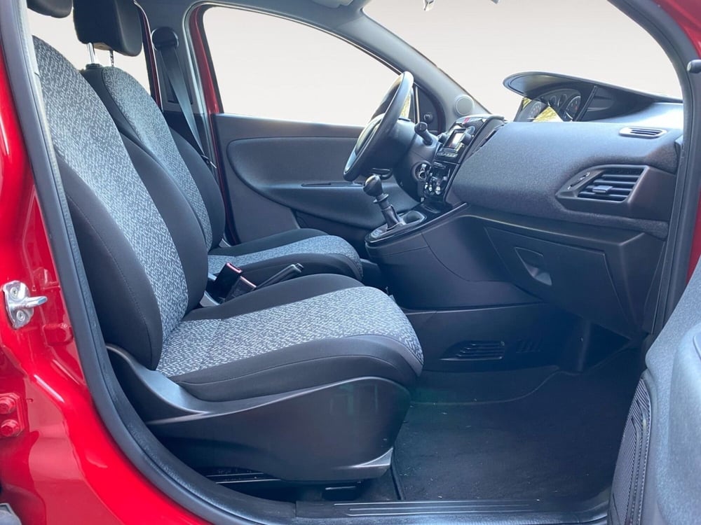 Lancia Ypsilon usata a Bologna (9)