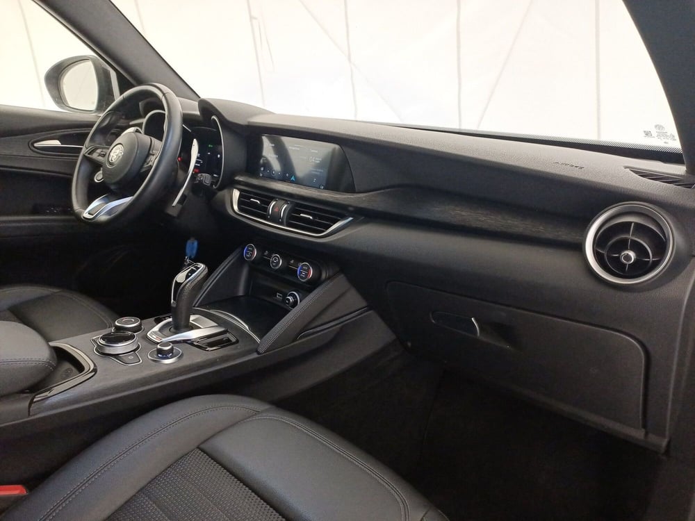 Alfa Romeo Stelvio usata a Bari (10)