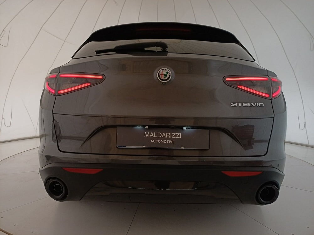 Alfa Romeo Stelvio usata a Bari (12)