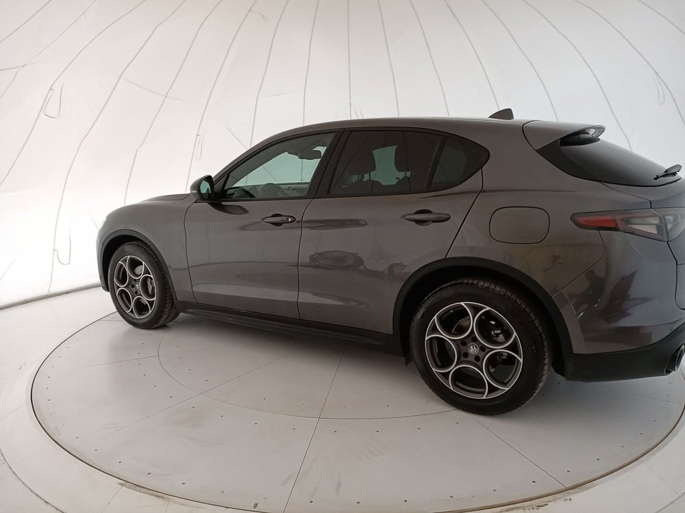 Alfa Romeo Stelvio usata a Bari (3)