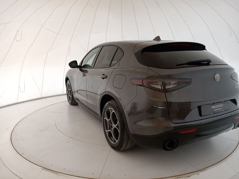 Alfa Romeo Stelvio usata a Bari (4)