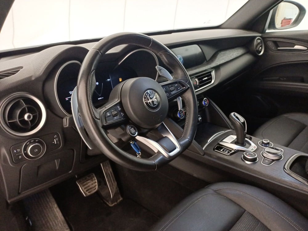Alfa Romeo Stelvio usata a Bari (5)