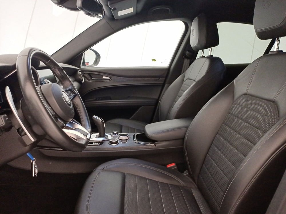 Alfa Romeo Stelvio usata a Bari (6)