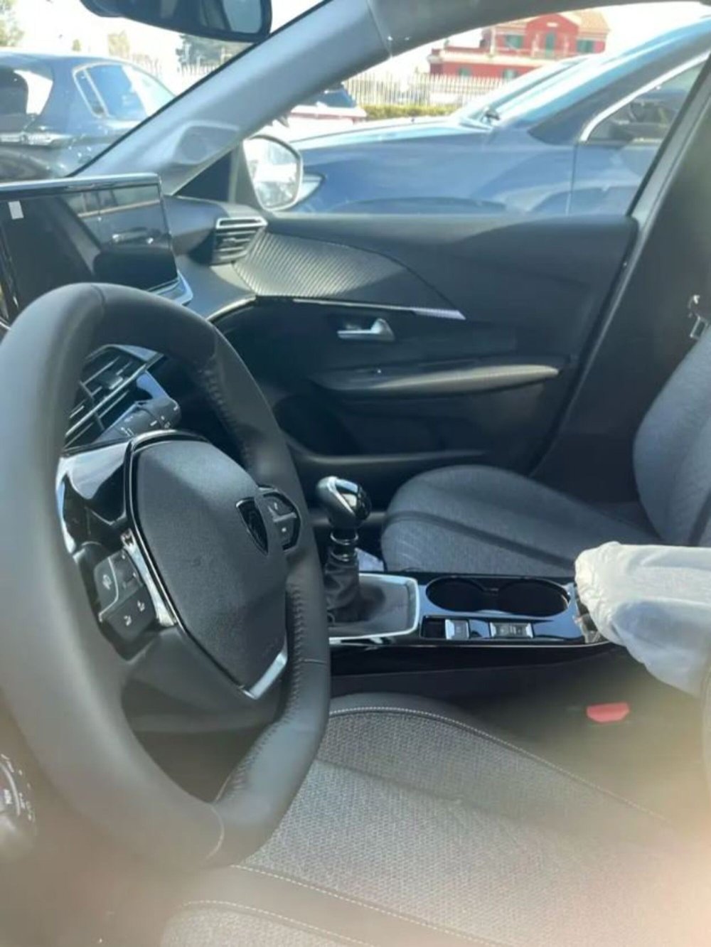 Peugeot 208 nuova a Latina (6)