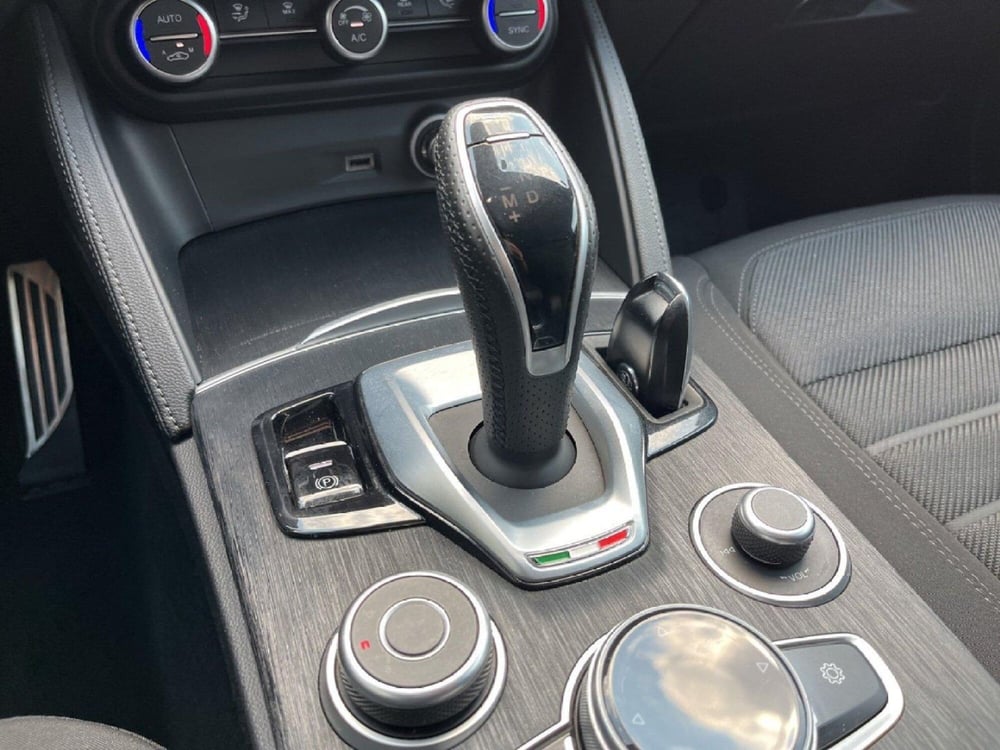 Alfa Romeo Stelvio usata a Torino (14)