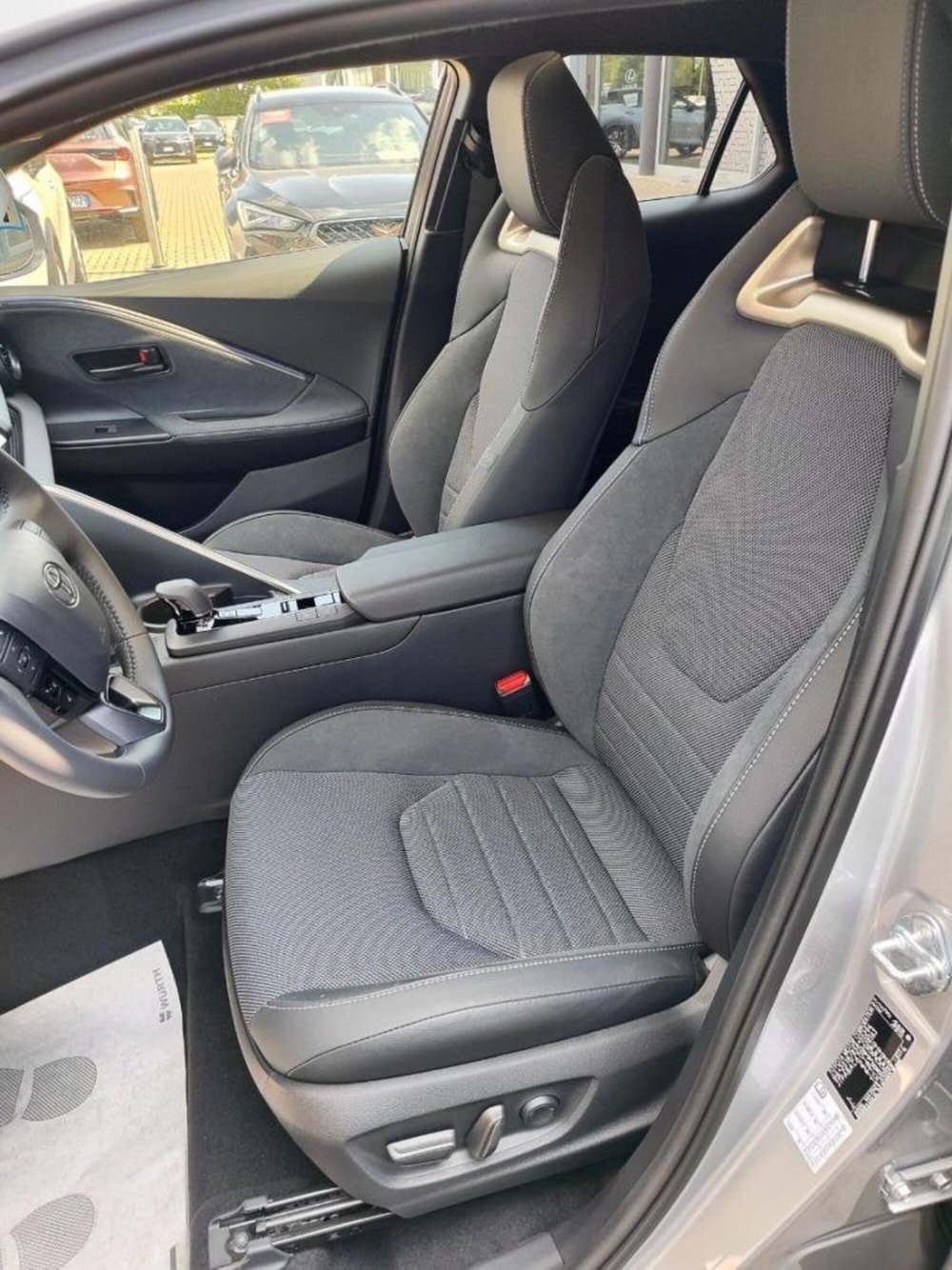Toyota Toyota C-HR nuova a Perugia (10)