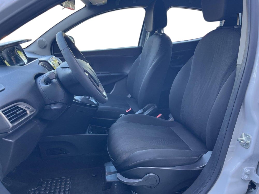 Lancia Ypsilon usata a Torino (9)