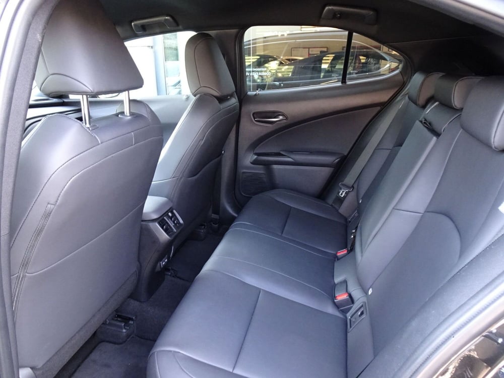 Lexus UX usata a Treviso (11)
