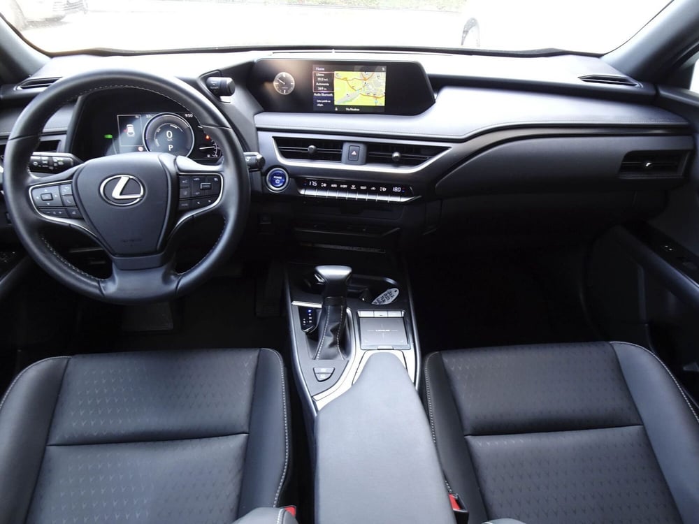 Lexus UX usata a Treviso (13)