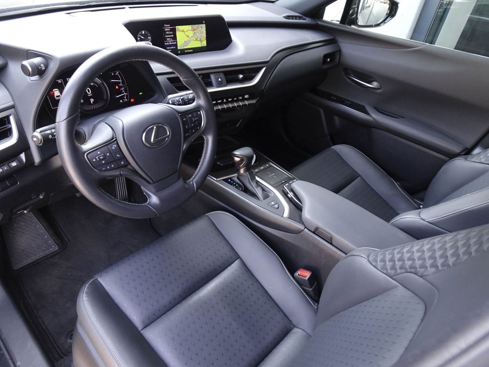 Lexus UX usata a Treviso (9)