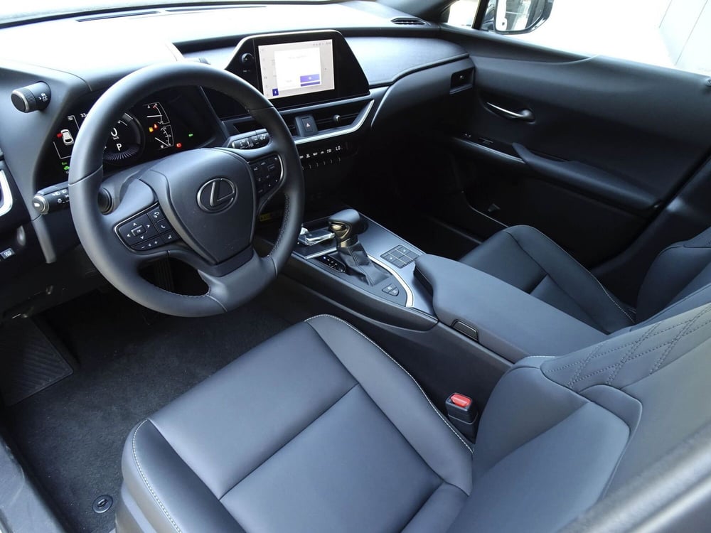 Lexus UX nuova a Treviso (9)